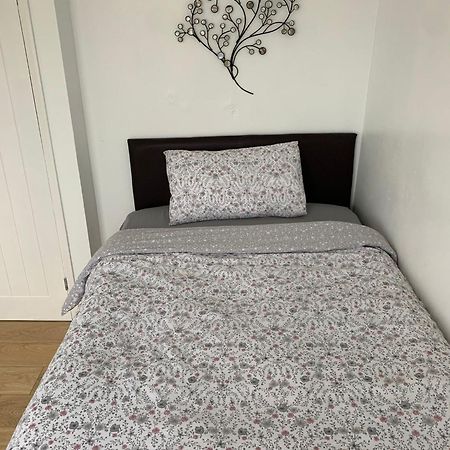 Luton Airport House In Quiet And A Very Pleasant Area, Near London Luton Airport Luton (Bedfordshire) Exterior foto