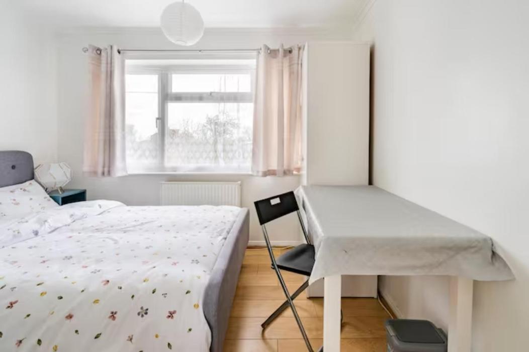 Luton Airport House In Quiet And A Very Pleasant Area, Near London Luton Airport Luton (Bedfordshire) Exterior foto