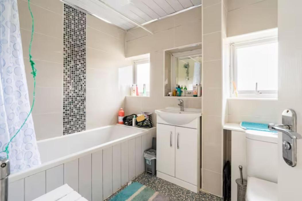 Luton Airport House In Quiet And A Very Pleasant Area, Near London Luton Airport Luton (Bedfordshire) Exterior foto