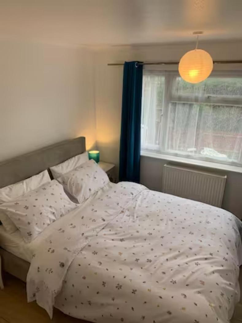 Luton Airport House In Quiet And A Very Pleasant Area, Near London Luton Airport Luton (Bedfordshire) Exterior foto