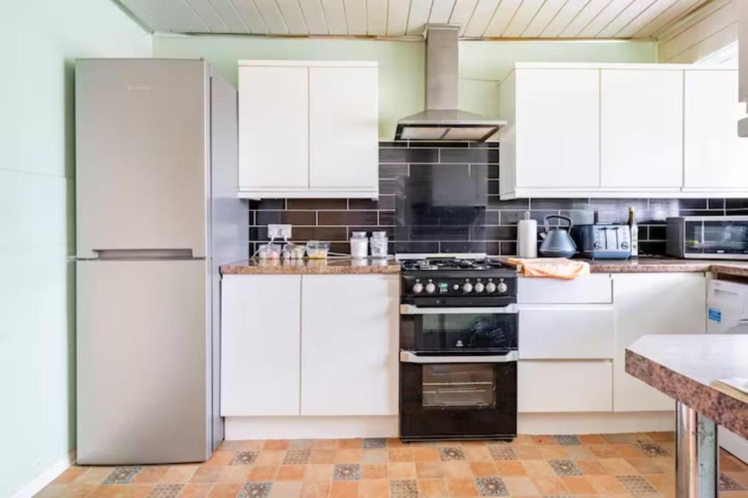 Luton Airport House In Quiet And A Very Pleasant Area, Near London Luton Airport Luton (Bedfordshire) Exterior foto