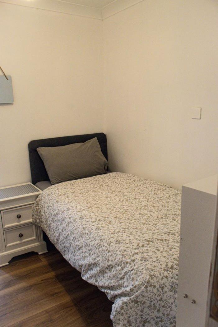 Luton Airport House In Quiet And A Very Pleasant Area, Near London Luton Airport Luton (Bedfordshire) Habitación foto