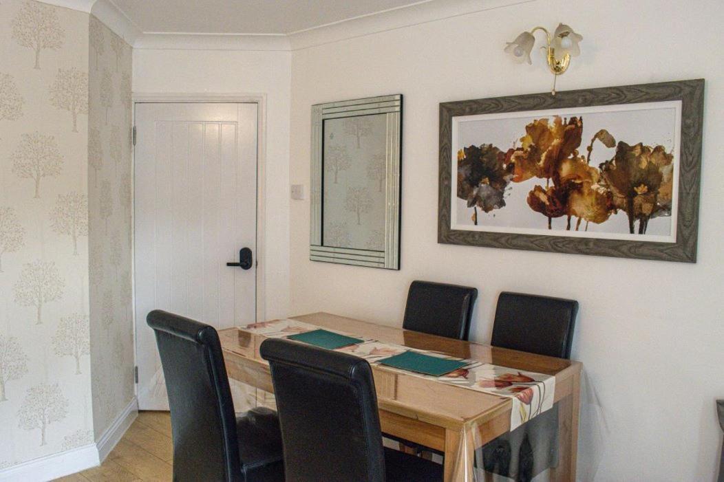 Luton Airport House In Quiet And A Very Pleasant Area, Near London Luton Airport Luton (Bedfordshire) Exterior foto