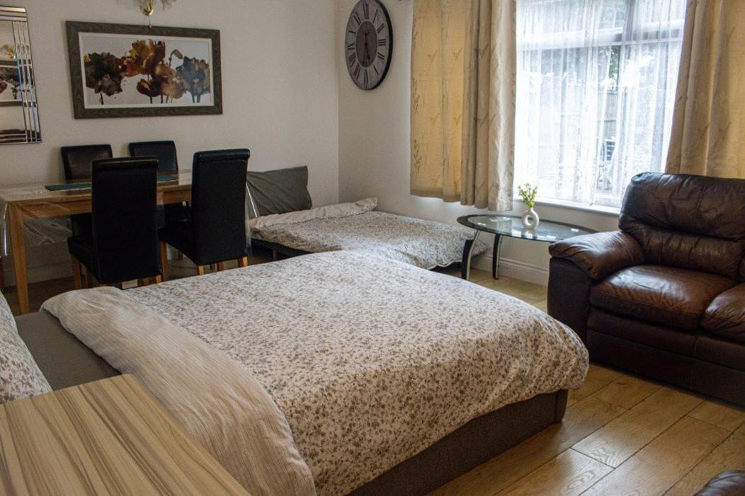 Luton Airport House In Quiet And A Very Pleasant Area, Near London Luton Airport Luton (Bedfordshire) Habitación foto