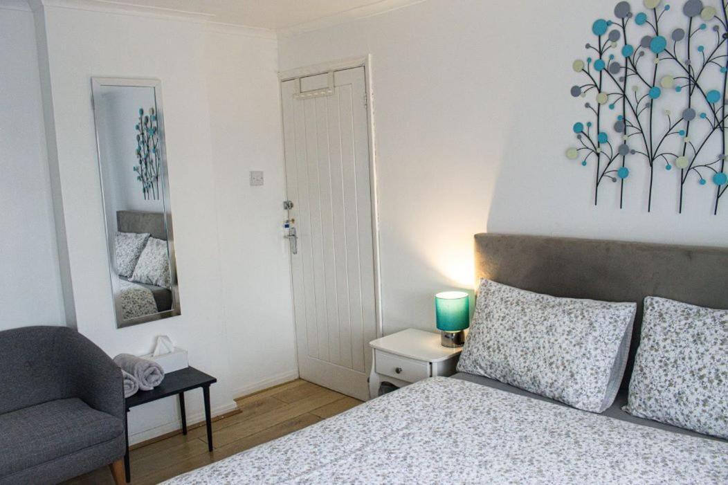 Luton Airport House In Quiet And A Very Pleasant Area, Near London Luton Airport Luton (Bedfordshire) Exterior foto